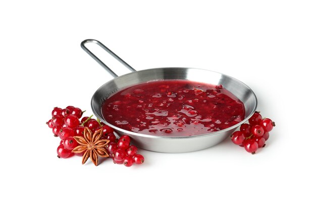 Cranberrysaus en ingrediënten die op witte achtergrond worden geïsoleerd