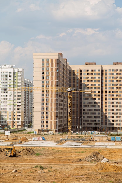 Gru e edificio in costruzione contro il cielo blu