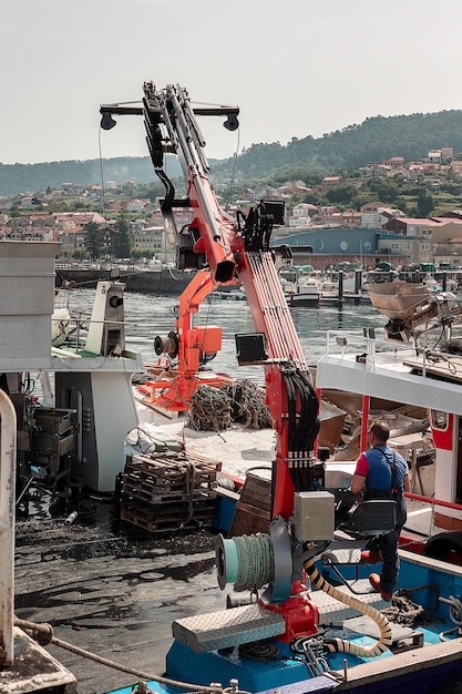 Foto gruta che lavora in cima a una nave nel porto