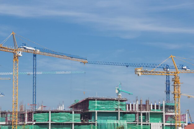 写真 建設現場のクレーンが空に向かって