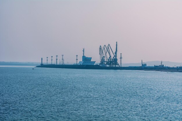 Photo cranes at commercial dock against clear sky