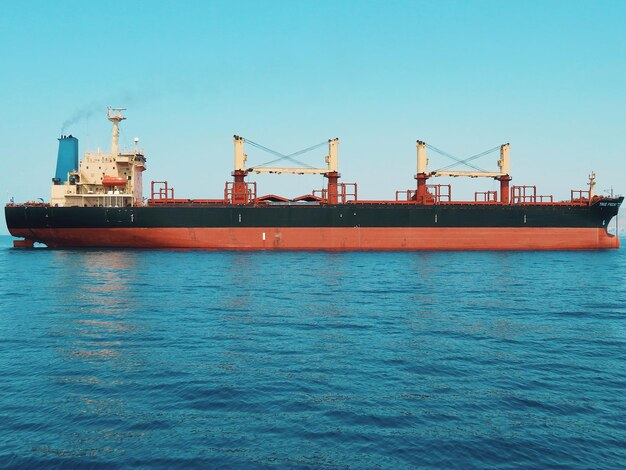 Photo cranes at commercial dock against clear sky