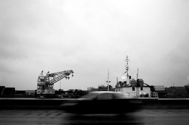 Photo cranes at commercial dock against sky