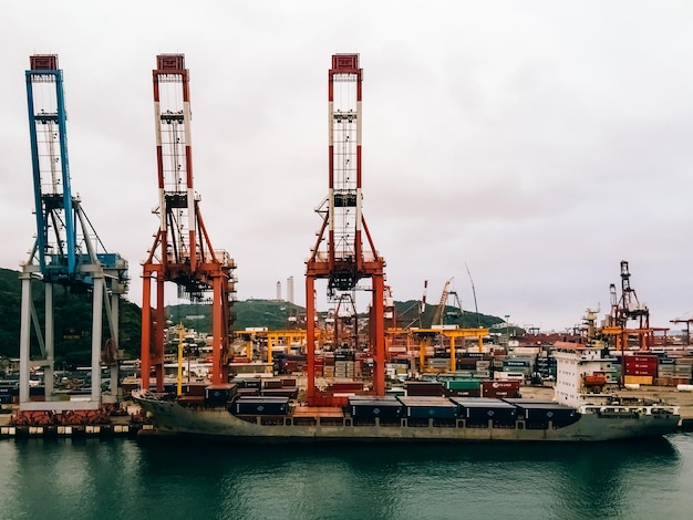 Photo cranes at commercial dock against sky