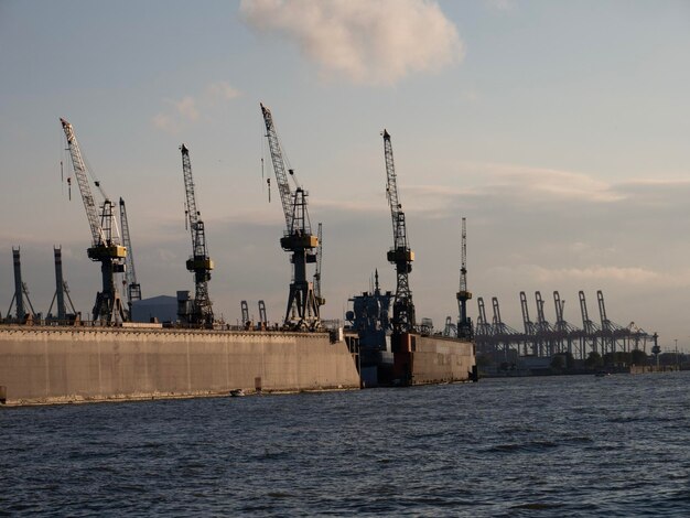 Photo cranes at commercial dock against sky