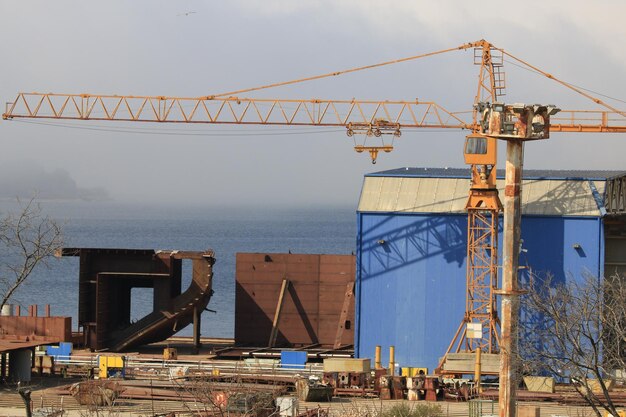 Foto le gru sul cantiere del cantiere navale