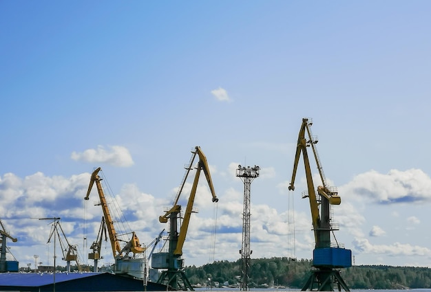 Photo cranes at harbor against sky
