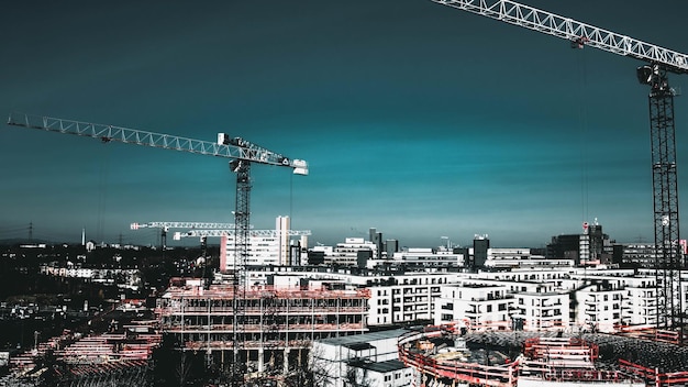 Photo cranes at harbor against sky