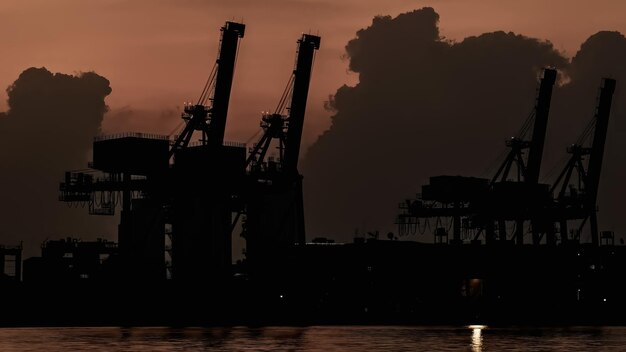 Foto le gru al porto marittimo di bangkok