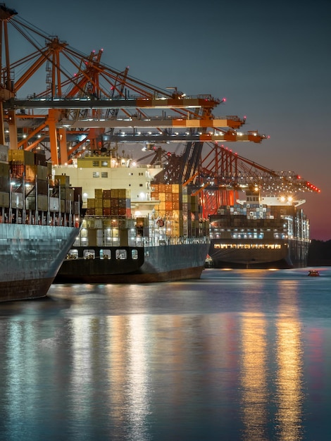 Photo cranes at harbor