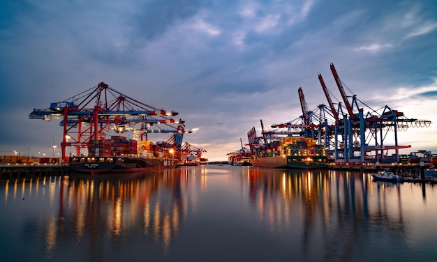 Photo cranes at harbor