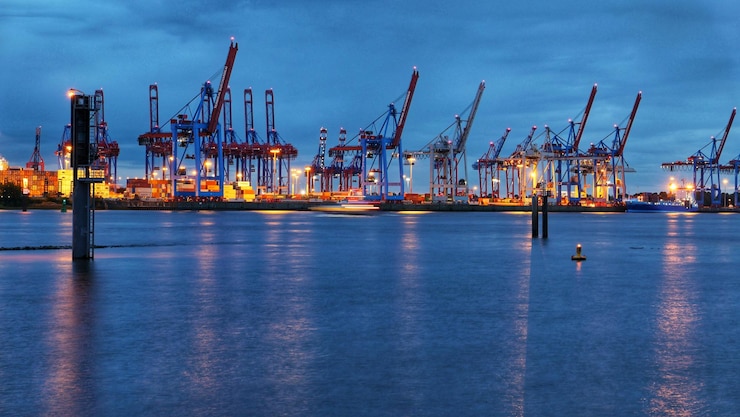 Photo cranes at harbor