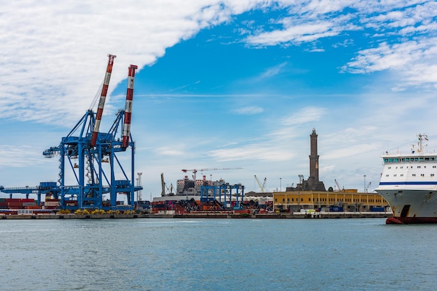 Photo cranes at harbor