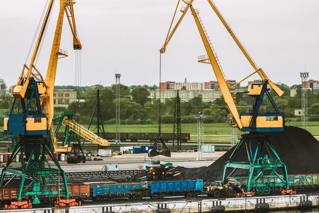 Photo cranes at harbor