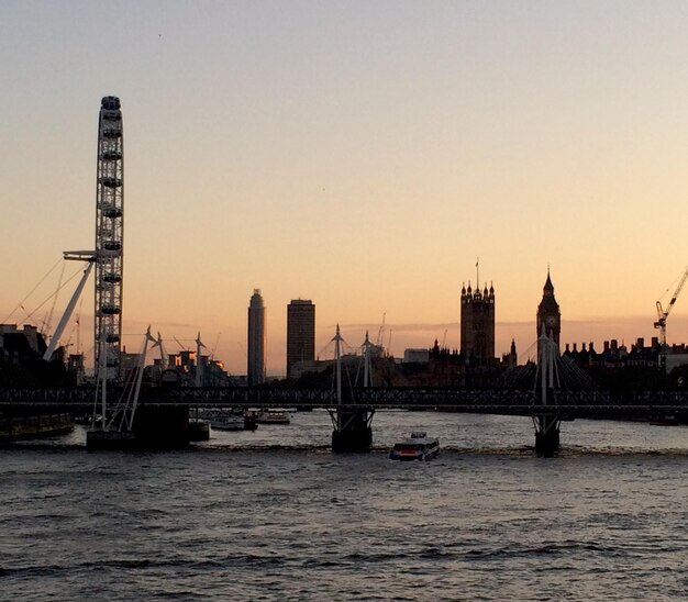 Photo cranes at sunset