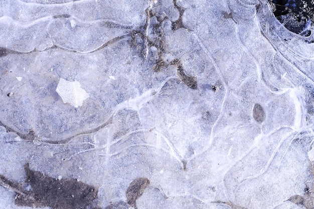 クラッシュした青い氷のコンクリートの表面の背景のテクスチャ。クラッシュした氷コンクリート表面の背景のテクスチャ。日没時の湖の凍った氷の表面