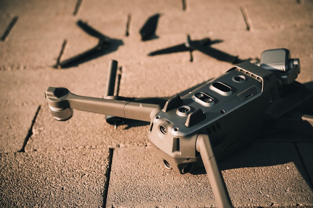 Foto il drone precipitato giace a terra e danneggiato