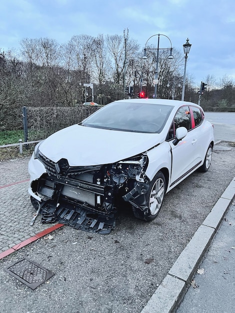 クラッシュしたハッチバックのファミリーカー 破損した車両が駐車され、保険代理店が到着するのを待っています ヨーロッパでの自動車事故