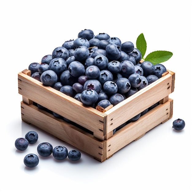 Ящик с голубыми ягодами на белом фоне