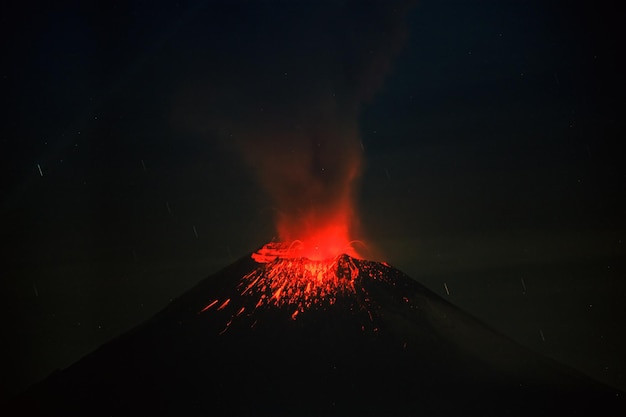 メキシコ・プエブラ州のポポカテペトル火山の火口噴火