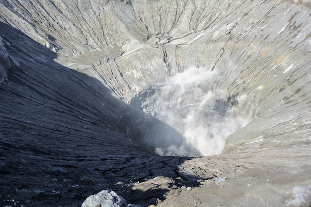 山の火口ブロモ山の背景