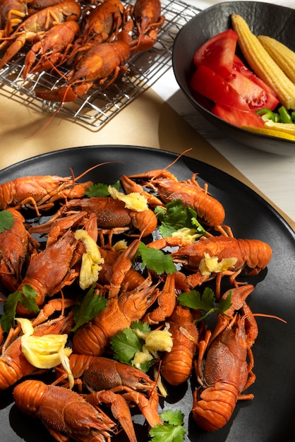 Photo crawfish on grill and on a plate