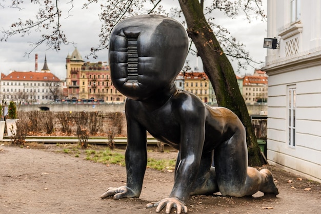 Photo crawling giant baby statue in prague