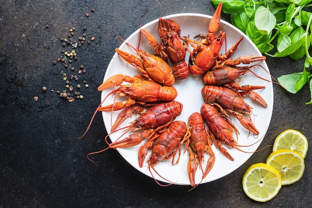 Gamberi freschi bolliti crostacei pronti da mangiare spuntino sul tavolo copia spazio cibo sfondo