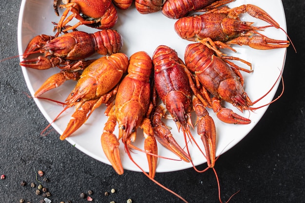 ザリガニの新鮮なゆでシーフード甲殻類は、テーブルの上で食事の軽食を食べる準備ができていますコピースペースの食べ物