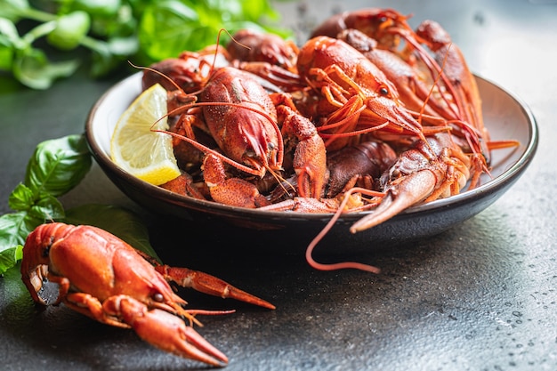 Gamberi di fiume snack freschi frutti di mare crostacei rossi bolliti pronti da mangiare pasto sul tavolo spazio copia cibo