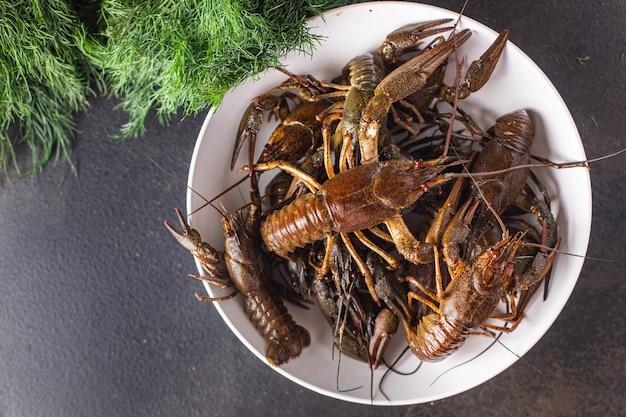 Gamberi di fiume crudo di pesce fresco pasto snack sul tavolo spazio copia cibo rustico sfondo