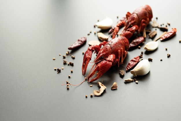 Фото Раки красные, baby lobster с травой для жарки на черном фоне