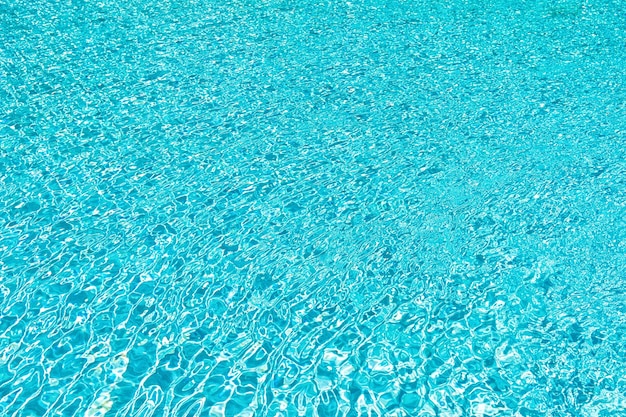 Pazzi per l'acqua. vacanze estive. piscina dell'hotel di lusso. onde d'acqua blu. malibu vita da spiaggia. sfondo oceano subacqueo. località delle bahamas. sfondo del mare. acqua di mare della piscina. superficie del mare che scorre.