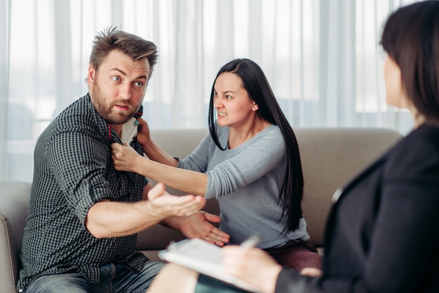 Photo crazy couple patients at psychotherapist reception