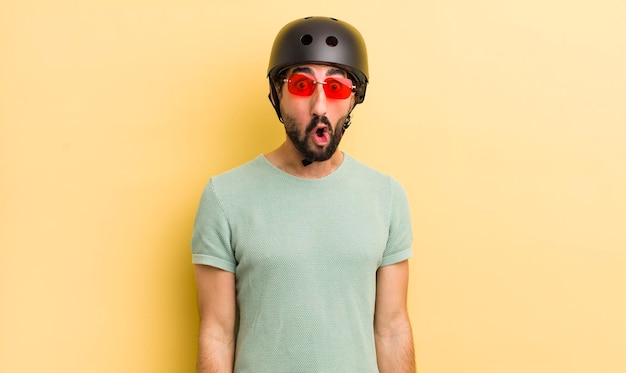 Сумасшедший человек с концепцией скейтборда в солнечных очках