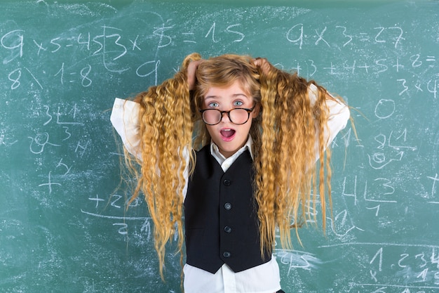 Foto capelli biondi della tenuta della ragazza dello studente del nerd pazzo sorpresi