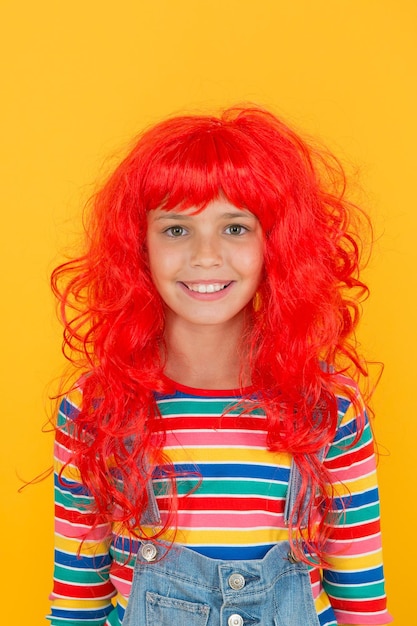 Фото Сумасшедший рыжий парик растрепанная прическа малыш веселая улыбающаяся счастливая рыжая девушка я рыжий и горжусь этим стереотипы рыжих рыжие - это не какие-то существа с волшебными способностями высасывания души