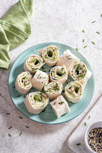 Involucro di tortilla di cetriolo e aneto con crema di formaggio