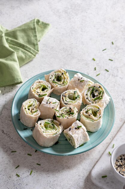 Involucro di tortilla di cetriolo e aneto con crema di formaggio