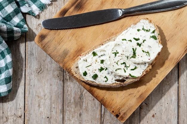 Photo cream cheese toast on cutting board