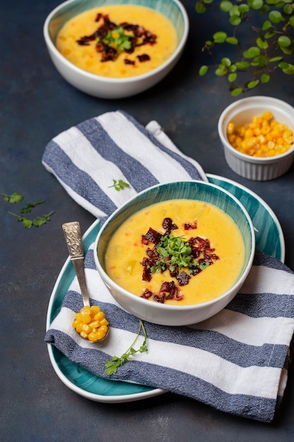 Zuppa di panna con mais dolce, pancetta ed erbe fresche