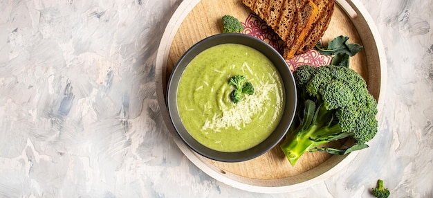 녹색 야채 수프의 크림 식이 요법 완전 채식 건강 식품 개념 평면도