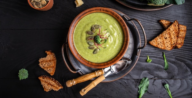 Crema di zuppa di verdure verdi pulire mangiare dieta vegana vegetariana concetto di cibo sano vista dall'alto