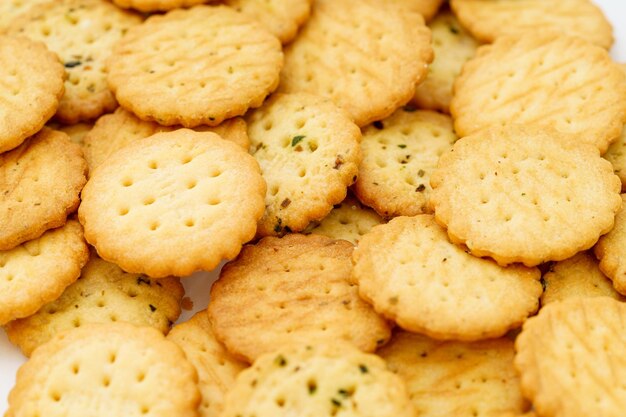 Cream koekjes op witte achtergrond