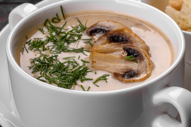 Foto zuppa di funghi. fatto in casa con funghi interi e affettati