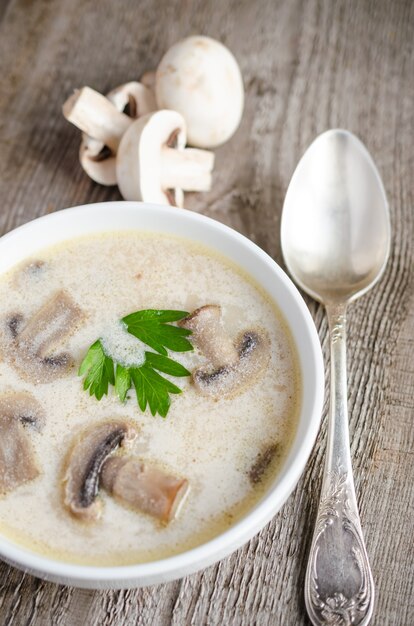 Foto crema di zuppa di funghi sulla tavola di legno