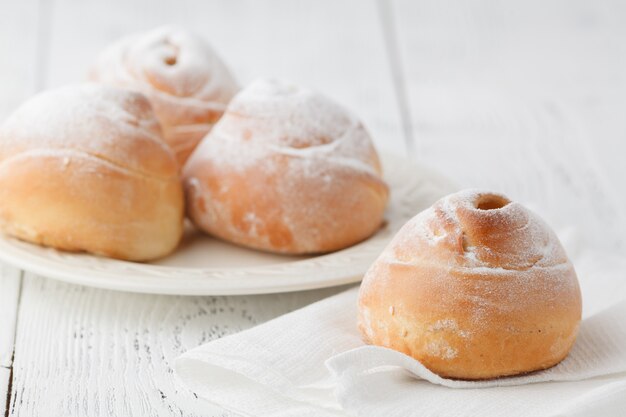 Bignè con crema pasticcera alla vaniglia e panna montata