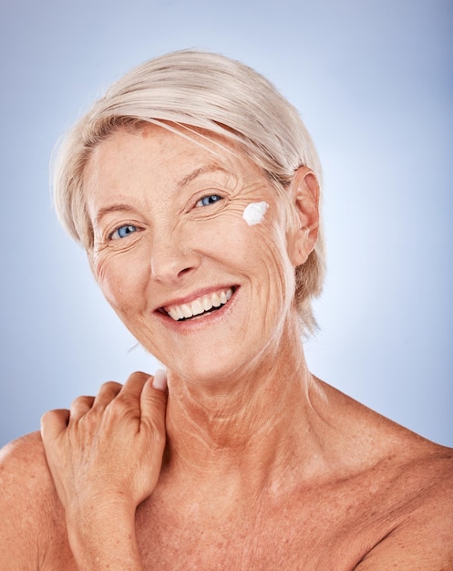 화장품 미용 및 얼굴 건강 증진 마케팅 및 광고 공간 피부과 또는 노화 방지를 위한 노인 모델 안면 자외선 차단제