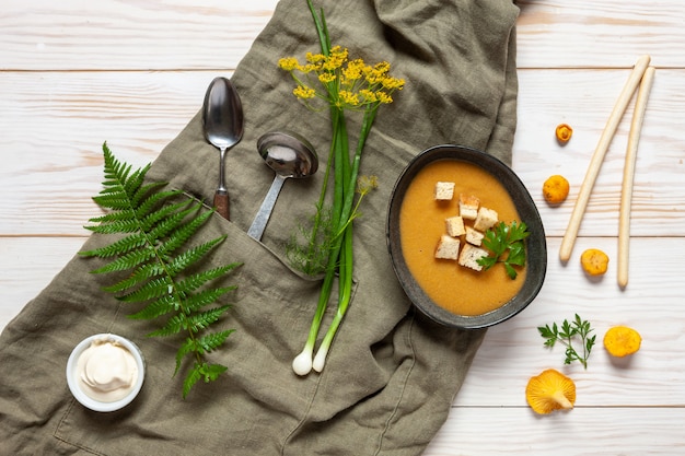 Zuppa di crema di finferli di funghi freschi di bosco con crostini.