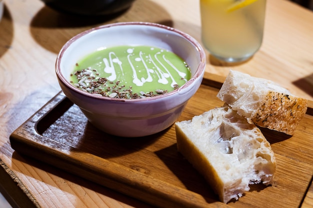 パンのスライスとグリーン ピースのクリーム スープ ベジタリアンの健康食品